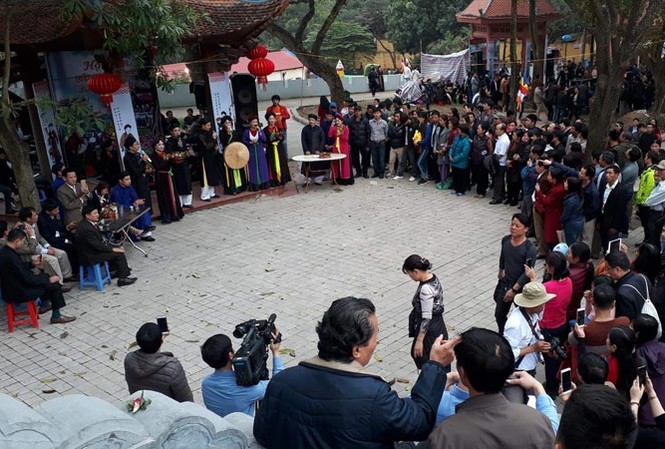 Hội Lim đã đậm chất quan họ Say mê bên lán quan họ giữa đồi Lim.