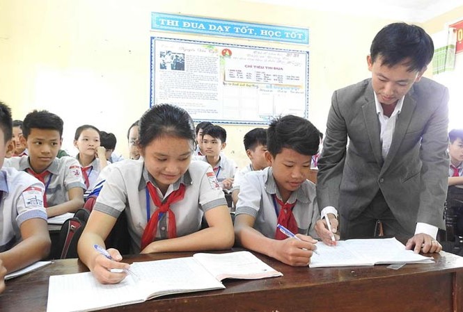 Thầy giáo làng làm giám khảo quốc tế Thầy Lượng say sưa dạy học cho các học sinh.