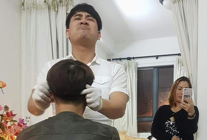 Tát tai để chữa... câm điếc (!) Chữa câm điếc trong 5 phút bằng cách tát, ngoáy vào tai bệnh nhân 17 tuổi.