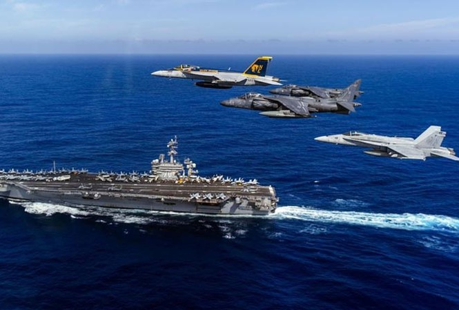 Tàu sân bay Mỹ thăm Việt Nam góp phần duy trì hòa bình khu vực Máy bay Mỹ bay trên tàu sân bay USS Carl Vinson hôm 20/1 ở Thái Bình Dương. Ảnh: US Navy.