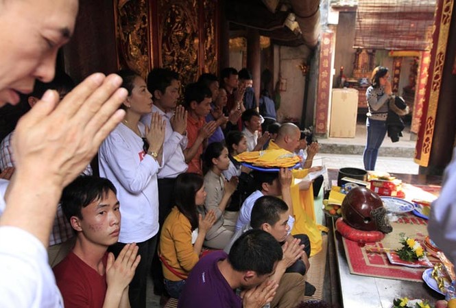 Khai ấn đền Trần 2018: Giá thuê phòng tăng 5 lần Nhiều du khách đến đền Trần sớm tránh chen lấn, xô đẩy. Ảnh: Trường Phong.