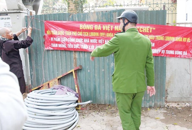 Đại hội VFF: Lá phiếu cử tri và phẩm giá ông chủ tịch Cựu trọng tài bóng đá Dương Mạnh Hùng tháo gỡ băng-rôn theo yêu cầu của cơ quan chức năng. Ảnh: Thành Duy.