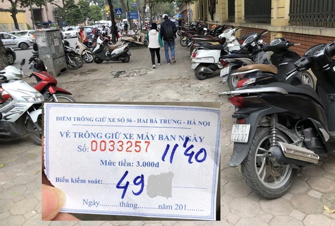 Công an phường quản bãi xe loạn giá? Ngày 1/3 điểm trông xe trên vỉa hè phố Hai Bà Trưng do công an phường Trần Hưng Đạo quản lý, nhân viên sử dụng vé tự in và thu cao hơn quy định.