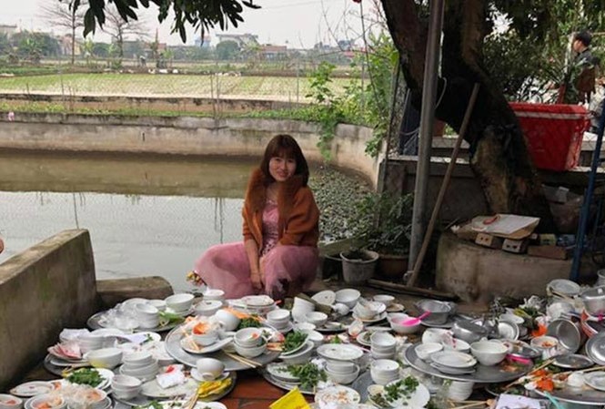 Quan đi lễ, Tấm ngồi rửa bát Quan đi lễ, Tấm ngồi rửa bát
