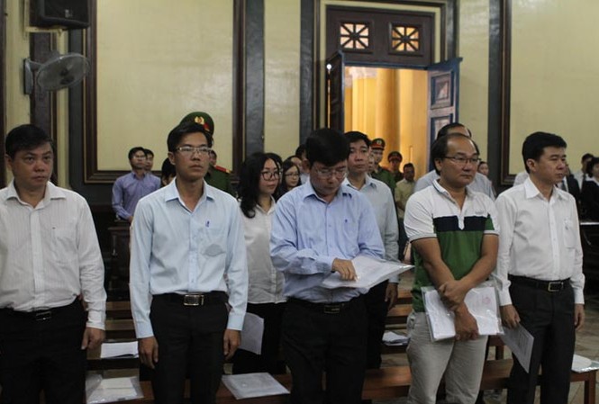 200 tỷ đồng thiệt hại của Navibank đang nằm ở đâu? Các bị cáo tại tòa. Ảnh: Tân Châu.