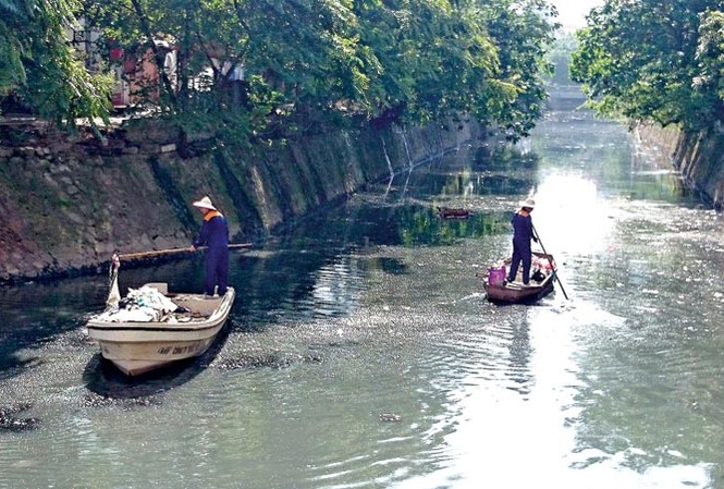 Cả 'rừng luật' không làm nước bớt bẩn Nguồn nước mặt của chúng ta tới thời điểm 2018 vẫn ô nhiễm nghiêm trọng và ngày càng xấu (Trong ảnh: Công nhân đang vớt rác trên sông Tô Lịch - Hà Nội).Ảnh: Như Ý.