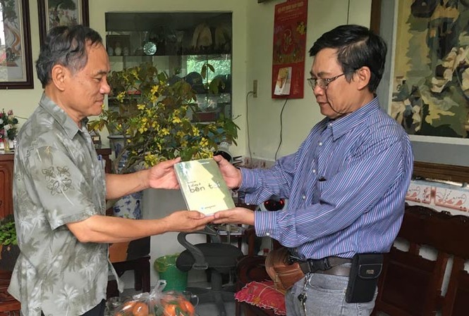 Cả cuộc đời trong một quãng đường Tác giả Phạm Duy Tương (trái) đưa sách về tỉnh Đồng Tháp.