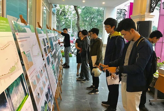 Hồ Hoàn Kiếm sẽ có diện mạo mới? Triển lãm phương án thiết kế, cùng vật liệu sử dụng cho dự án “Xây dựng, cải tạo, chỉnh trang khu vực xung quanh hồ Hoàn Kiếm” thu hút đông đảo người dân tham quan.