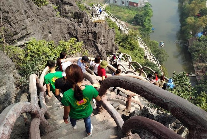 Khu du lịch không phép trong vùng lõi Tràng An Hàng nghìn bậc bê tông được xây dựng trái phép tại khu Di tích Tràng An. Ảnh: Minh Đức.