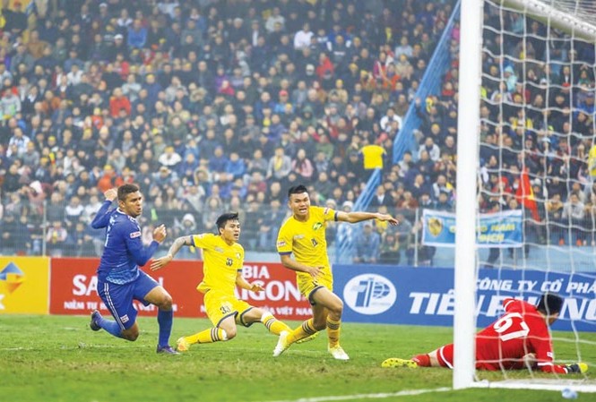 Bản quyền truyền hình V-League chưa 'ăn khách' Nếu các trận đấu ở V-League thu hút được đông khán giả đến sân như trận Siêu cúp QG - Cúp THACO vừa qua, việc VPF có được nguồn thu từ bản quyền truyền hình hoàn toàn có thể thực hiện được. Ảnh: Như Ý.