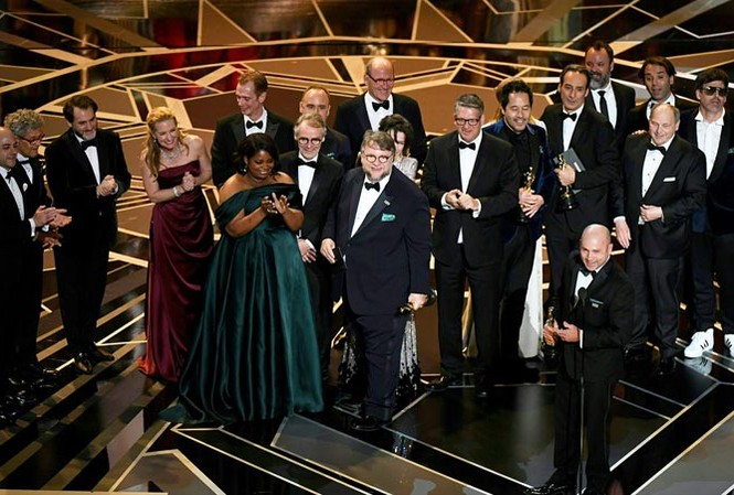 Kết quả Oscar 2018: Mối tình kì dị thắng giải phim hay nhất Đoàn phim “The shape of water” mừng chiến thắng đáng giá nhất.