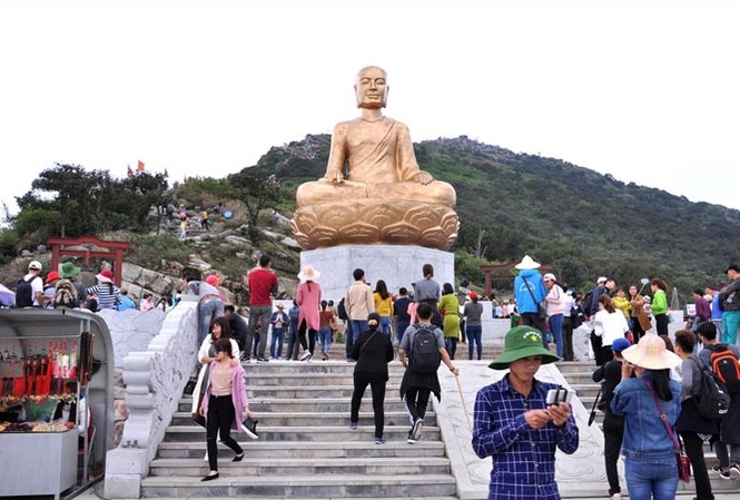 Yên Tử tìm về cõi an nhiên Tượng Phật Hoàng Trần Nhân Tông được đúc bằng đồng trên núi Yên Tử.
