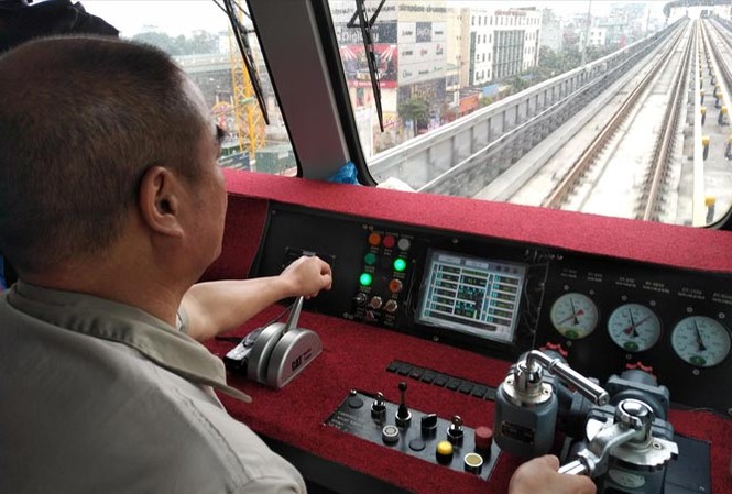 Đường sắt Cát Linh - Hà Đông: Sắp hoàn thành lại lo sự cố khi vận hành Kỹ sư Trung Quốc vận hành tàu kiểm tra đường tại dự án ngày 3/6.
