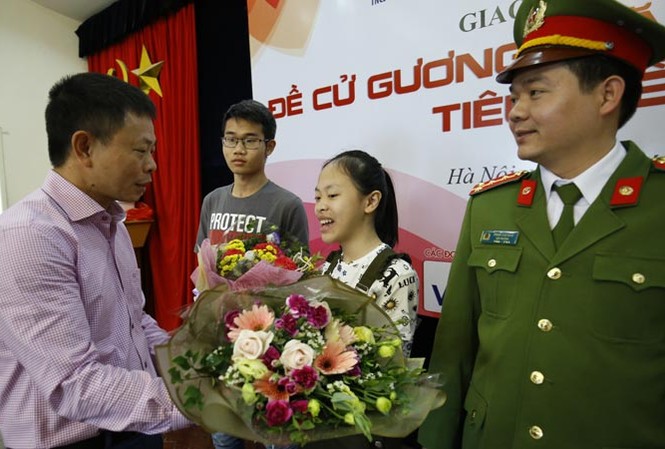 Thành công đến từ đam mê và bản lĩnh Nhà báo Phùng Công Sưởng, Phó tổng biên tập báo Tiền Phong tặng hoa các khách mời giao lưu.
