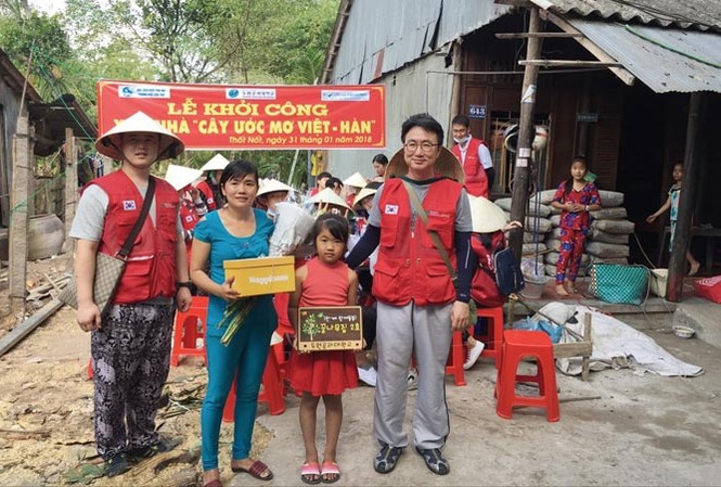 Chung tay nâng đỡ cô dâu xứ Hàn Tổ chức KoCun (Hàn Quốc) hỗ trợ nhà cho mẹ con chị Nguyễn Thị Thu Hà (ở giữa).
