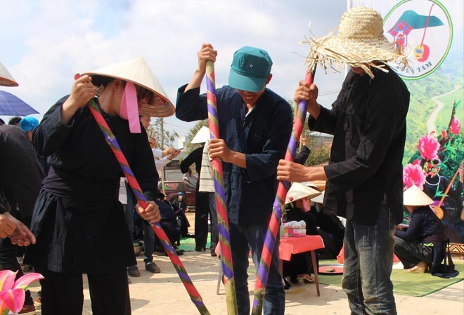 Mùa xuân Tây Bắc trong lòng Tây Nguyên Giã xôi để làm bánh dày.