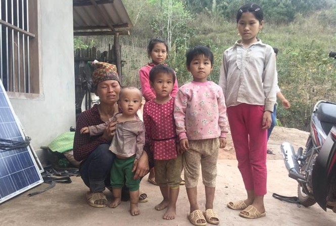 Hai bố con bị sát hại trong rừng: Nỗi đau cạn nước mắt Sau án mạng, vợ và con nạn nhân Dương Kim Chi càng nheo nhóc đáng thương. Ảnh: Duy Chiến.