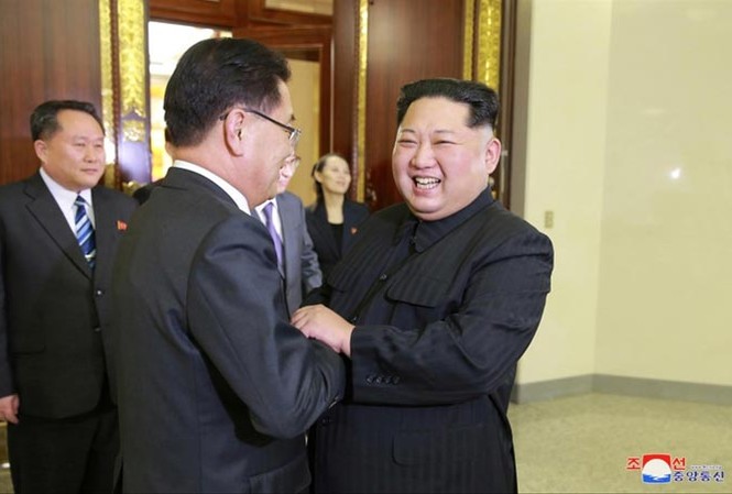 Triều Tiên bị hoài nghi vì đề xuất quá hời Nhà lãnh đạo Triều Tiên Kim Jong-un chào đón một thành viên phái đoàn của Tổng thống Hàn Quốc tại một cuộc ăn tối. Ảnh: KCNA.
