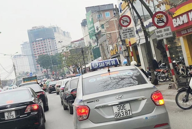 Cấm taxi, xe hợp đồng, nhiều tuyến phố giảm ùn tắc Cùng với cấm taxi, trên 11 tuyến phố trung tâm Hà Nội hiện có thêm biển cấm xe hợp đồng dưới 9 chỗ.