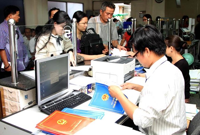 Cán bộ không thanh lịch, văn minh sẽ quy trách nhiệm người đứng đầu Cán bộ cơ quan hành chính thủ tục một cửa ở Hà Nội đang làm thủ tục phục vụ
người dân. Ảnh: Hồng Vĩnh.