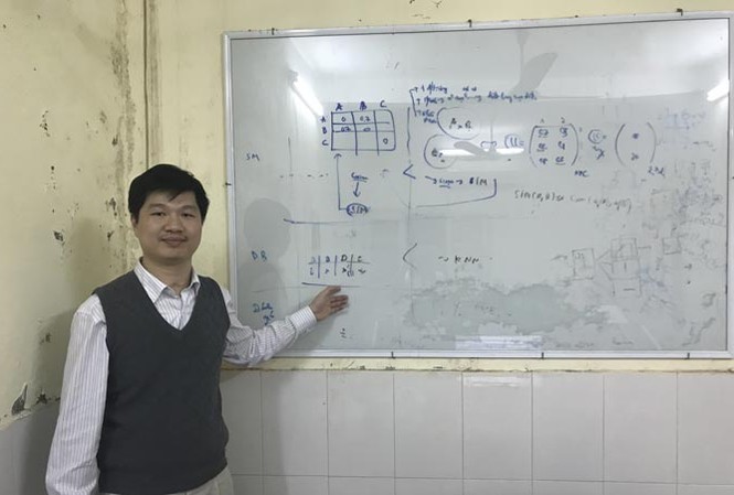 Vượt lên nghịch cảnh PGS TS Lê Hoàng Sơn đang truyền đạt kiến thức về trí tuệ nhân tạo tới đồng nghiệp và học trò. Ảnh: NVCC.