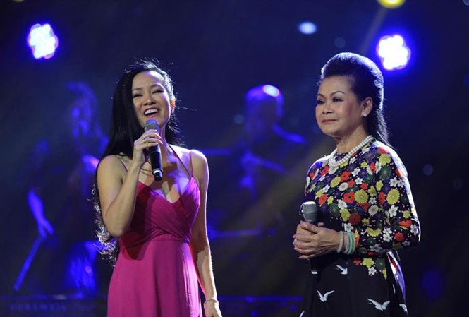 Khánh Ly 'cảnh tỉnh' các ông chồng trong đêm nhạc Khánh Ly và Hồng Nhung song ca Nắng thủy tinh. Ảnh: N.M.Hà.