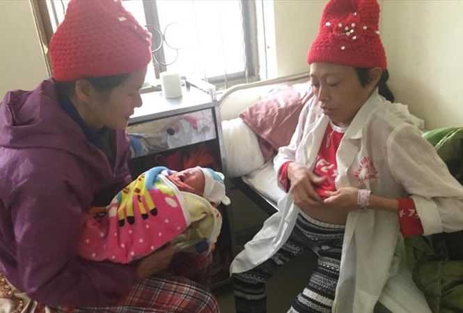 Cổ tích “Đôi đũa lệch” đã đơm hoa Chị Quyên (bìa phải) cùng bà nội sung sướng chăm sóc con trai. Ảnh: Duy Chiến.