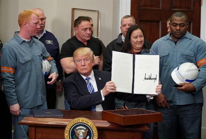 Ông Trump áp thuế cao đối với thép, nhôm: Gây hại kinh tế, môi trường Tổng thống Mỹ Donald Trump tuần trước ký lệnh về áp mức thuế mới lên mặt hàng nhôm và thép nhập khẩu. Ảnh: CBC.