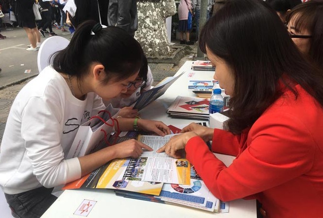 Thông tin mới nhất về tuyển sinh 2018 Thí sinh tìm hiểu thông tin tuyển sinh tại gian tư vấn của trường ĐH Công nghệ giao thông vận tải. Ảnh: Nghiêm Huê.
