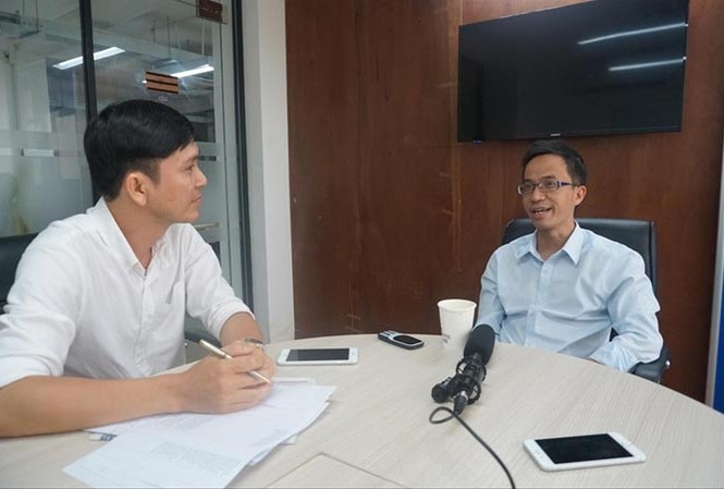 Liều với cà phê CEO Nguyễn Hải Ninh (bên phải) là một trong 30 Gương mặt trẻ dưới 30 tuổi nổi bật nhất Việt Nam do Forbes Việt Nam bình chọn. Ảnh : L.N.