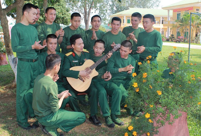 Những ngày đầu trong quân ngũ Giờ giải lao của cán bộ, chiến sĩ Tiểu đoàn 18 thuộc Sư đoàn 324 trên bãi tập đang cùng nhau đọc báo, ca hát tạo không khí vui tươi, thoải mái. Ảnh: Lê Tường Hiếu.