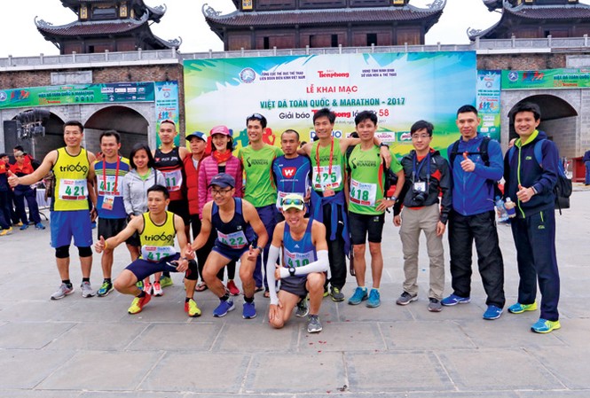 Mơ vô địch marathon ở tuổi 46 Trịnh Nam Hải (thứ 4 bên phải) với các VĐV phong trào tham dự cự ly marathon giải báo Tiền Phong lần thứ 58-2017 tại Ninh Bình. Ảnh: T.P.