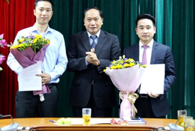 “Quan lộ” thần tốc của Phó Chánh Văn phòng Ban chỉ đạo 389 Chánh Văn phòng BCĐ 389 Quốc gia Đàm Thanh Thế (giữa) trao quyết định cho ông Vũ Hùng Sơn (phải). Ảnh: BCĐ 389.