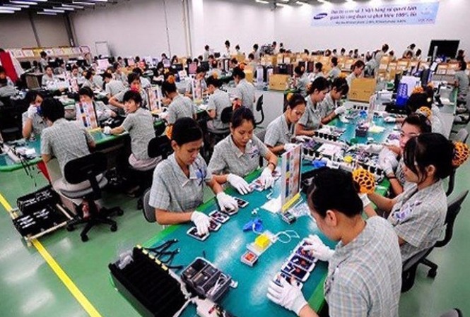 Tôi đi làm công nhân Samsung: Sự thật những tin đồn Công nhân nhà máy trang bị quần áo bảo hộ đầy đủ.
