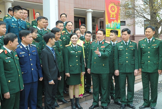 Xuất hiện nhiều sáng kiến tiền tỷ Thượng tướng Lương Cường trao đổi với các gương mặt trẻ tiêu biểu toàn quân năm 2017. Ảnh: Xuân Tùng.