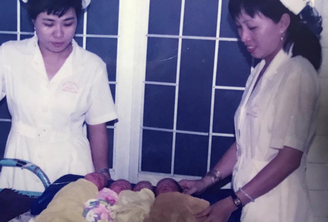 Chuyện về ca sinh bốn ở đất Mũi Các nữ hộ sinh chụp ảnh với 4 trẻ sơ sinh tại bệnh viện.