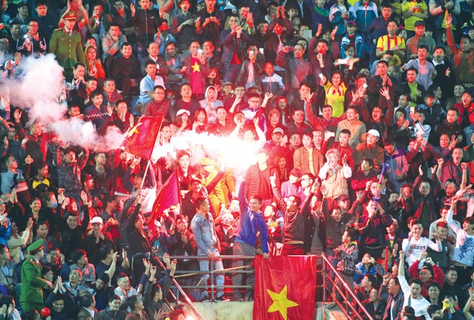 V-League 2018 và hệ lụy của pháo sáng Trận ra quân của CLB Nam Định đã có 22.000 cổ động viên đến sân.
