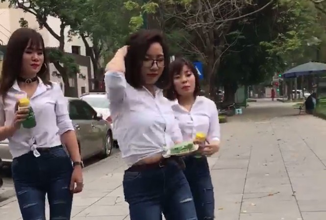 Xôn xao nhóm cô gái trẻ bán xôi kèm 'quẩy' Hình ảnh các cô vừa bán xôi, vừa “quẩy”.