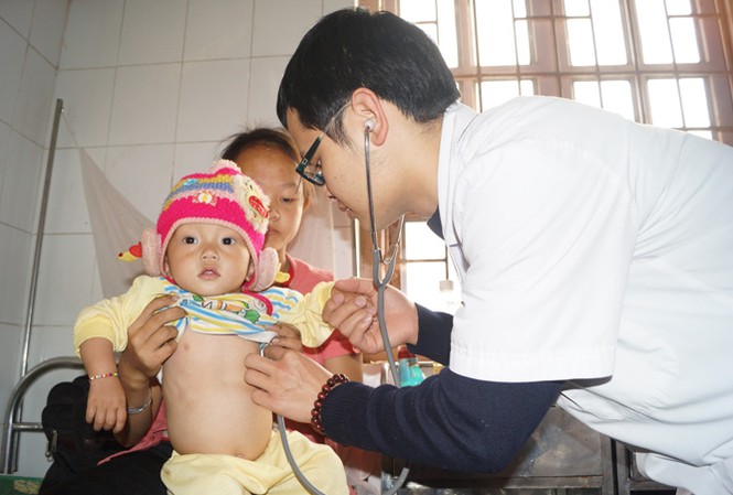 Lên non cao chữa bệnh cho dân nghèo Bác sĩ Nguyễn Văn Hiếu thăm khám cho bé gái Giàng Thị Du Lăm ở bản Chuyên Gia 1 (xã Nậm Kè, huyện Mường Nhé). Ảnh: Nguyễn Minh.