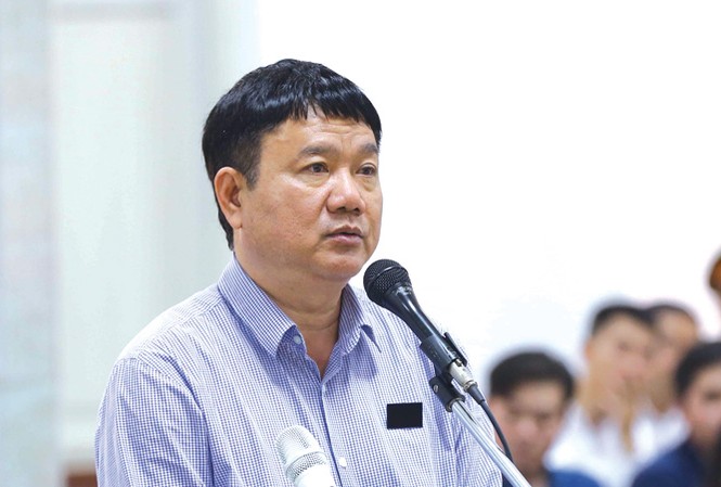 Xét xử ông Đinh La Thăng và đồng phạm: Thủ tướng đồng ý cho góp vốn? Chiều 19/3/2018, tại Hà Nội, Tòa án nhân dân thành phố Hà Nội tiếp tục phiên tòa xét xử sơ thẩm bị cáo Đinh La Thăng (nguyên Chủ tịch Hội đồng quản trị/Hội đồng thành viên Tập đoàn Dầu khí Quốc gia Việt Nam - PVN) cùng 6 đồng phạm. Ảnh: Doãn Tấn/TTXVN.