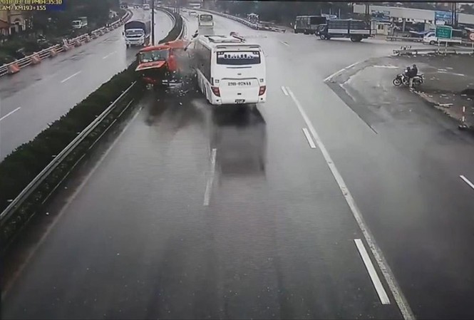 Tranh luận nóng xe cứu hỏa đi ngược chiều gặp nạn, chết người Hiện trường vụ tai nạn giữa xe cứu hỏa và xe khách (ảnh cắt từ clip giám sát giao thông trên tuyến)