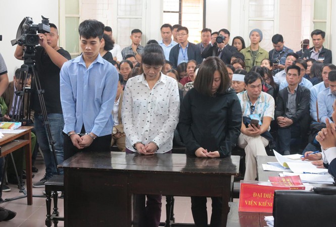 Vụ cháy quán karaoke khiến 13 người chết: 'Mày làm đi, cháy tao chịu' Các bị cáo tại tòa.