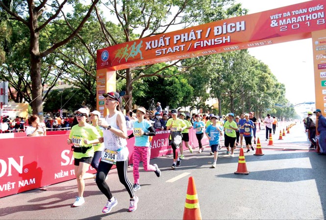 Việt dã toàn quốc giải báo Tiền Phong 2018 trong mắt VĐV phong trào VĐV được thoải mái tận hưởng không khí cuộc đua do không phải lo ngại về an toàn cá nhân khi cung đường thi đấu được chặn hoàn toàn. Ảnh: Như Ý.