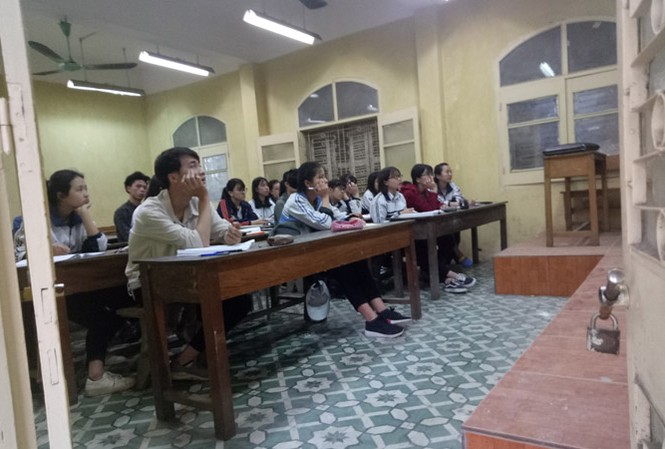 Hàng loạt trung tâm luyện thi đại học chiêu sinh trước kì thi THPT Bên trong lớp học bổ trợ được lò luyện thi mở bổ sung. Ảnh: Đinh Tuấn.