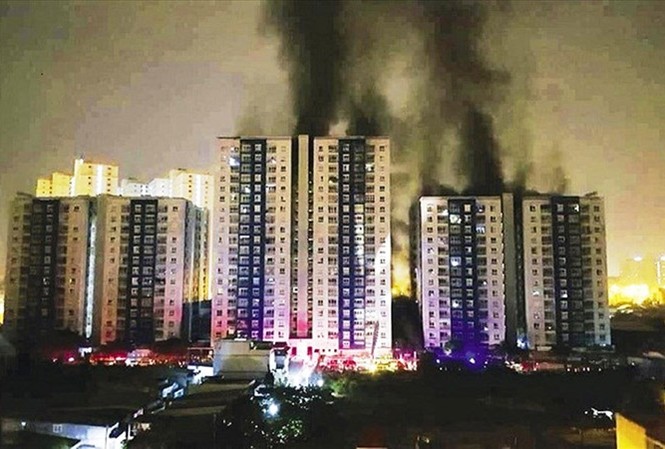 Carina cháy hơn 1 giờ, PCCC mới được báo tin Hiện trường vụ cháy thảm khốc tại chung cư Carina làm 13 người chết, gần 100 người
bị thương.