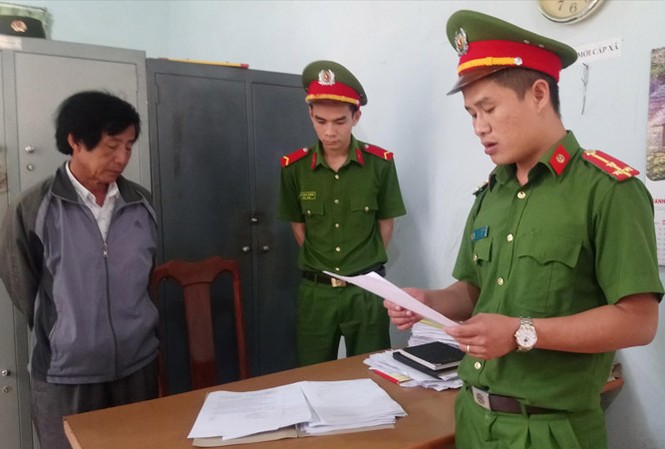 Bắt giam hiệu trưởng, khiển trách chủ tịch huyện Công an huyện đọc lệnh bắt ông Huỳnh Bê tại trụ sở UBND xã Hòa An.