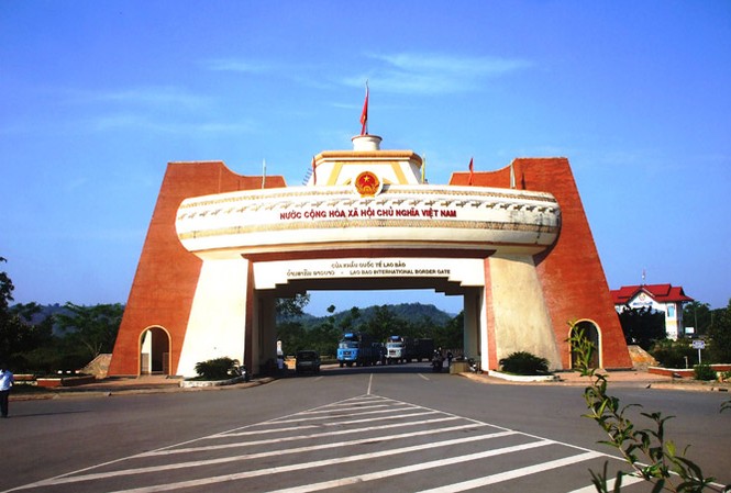 Việt Nam đóng vai trò quan trọng trong Tiểu vùng Mekong mở rộng Nhờ Hiệp định tạo thuận lợi cho vận chuyển người và hàng hóa qua biên giới, xe tải chở hàng hóa đi lại thoải mái trong 3 hành lang kinh tế GMS. Trong ảnh: Cửa khẩu quốc tế Lao Bảo (Quảng Trị).