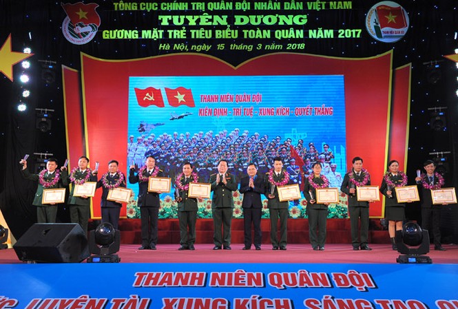 Gương mặt trẻ Việt Nam tiêu biểu 2017: Đi chậm để tiến xa hơn Vũ Văn Bình (thứ nhất từ bên phải sang) là gương mặt trẻ toàn quân năm 2017. Ảnh: Xuân Tùng.