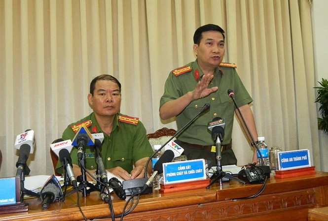 Vụ cháy chung cư Carina: Sẽ khởi tố bị can Đại tá Nguyễn Sỹ Quang, Trưởng Phòng Tham mưu Công an TPHCM và đại tá
Nguyễn Văn Băng, Phó Giám đốc cảnh sát PCCC TPHCM trả lời báo chí. Ảnh: Huy Thịnh.