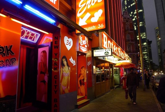 Những nước hợp pháp hóa mại dâm Khu phố đèn đỏ ở Frankfurt (Đức). Ảnh: Playbuzz.